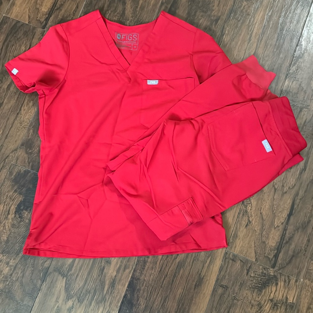 Bright red figs scrub set